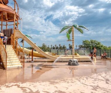Aire aquatique avec toboggans au Mobil home plage 4 étoiles