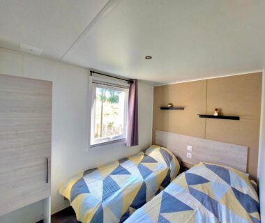 Chambre avec deux lits simples dans le mobil-home plage à pied du Camping 4 étoiles