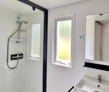 Salle d'eau avec douche et lavabo dans le mobil-home plage à pied Camping 4 étoiles