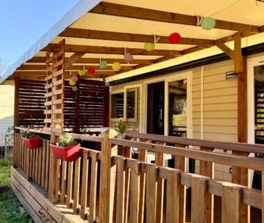 Terrasse couverte avec rambarde en bois du mobil-home plage à pied Camping 4 étoiles