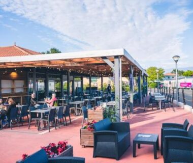 Terrasse couverte avec tables et sièges au mobil-home plage à pied Camping 4 étoiles