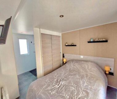 Chambre avec lit double et placard dans le mobil-home plage à pied du Camping 4 étoiles