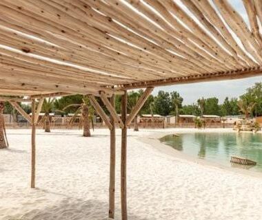 Plage de piscine avec pergola et lagon au Mobil home premium plage et piscine domaine la yole proche Valras Plage