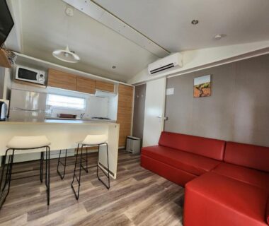 Intérieur salon et kitchenette du Mobil home premium plage et piscine domaine la yole