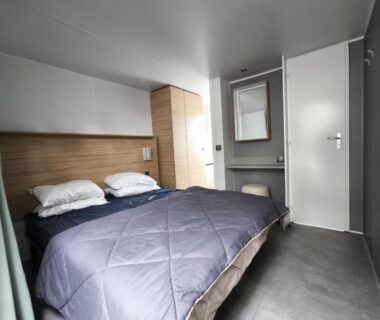 Chambre avec lit double dans le mobil home premium plage et piscine domaine la yole proche valras plage