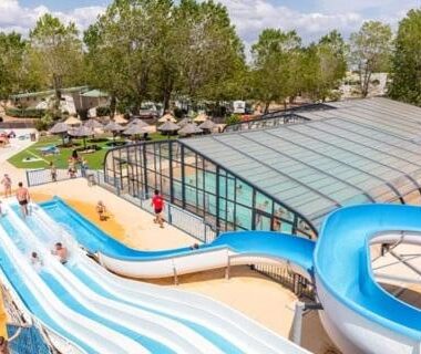 Parc aquatique couvert avec toboggans et transats au Mobil home premium plage et piscine Domaine La Yole
