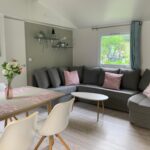 Intérieur salon et coin repas du Mobil home près de l étang
