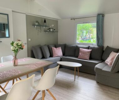 Intérieur salon et coin repas du Mobil home près de l étang