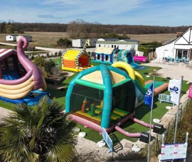 Aire de jeux gonflable extérieure au Mobil home près de l étang