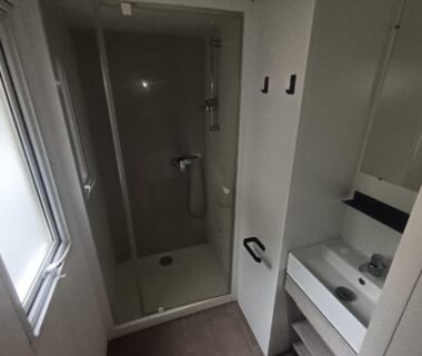Salle de bain avec cabine de douche et lavabo dans le Mobil home prestations DELUXE 3ch climatisé avec Parc Aquatique