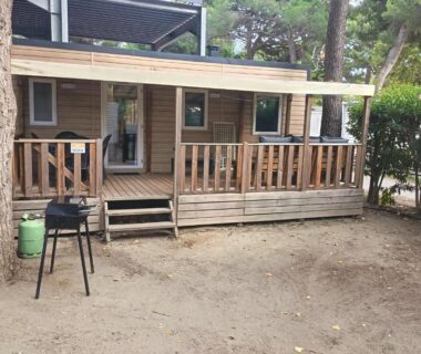 Terrasse couverte avec barbecue devant le mobil home prestations DELUXE 3ch climatisé avec Parc Aquatique