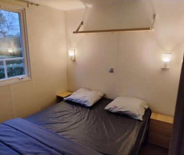 Chambre avec lit double et deux chevets dans le mobil home proche d'Europa park et Rulantica 6 pers 3 chambres