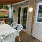Terrasse avec table et chaises du mobil home proche d'Europa Park et Rulantica 6 pers 3 chambres
