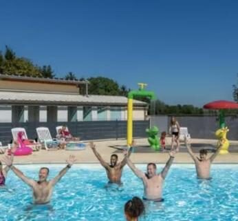 Piscine extérieure avec groupe en activité aquatique au Mobil home proche d'Europa park et Rulantica 6 pers 3 chambres