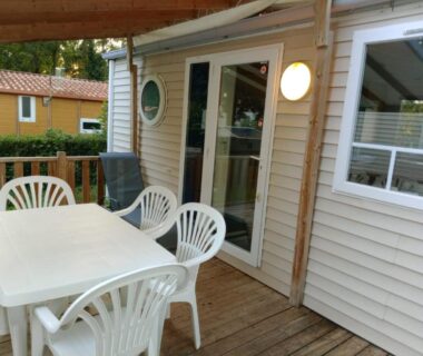 Terrasse avec table et chaises du mobil home proche d'Europa Park et Rulantica 6 pers 3 chambres