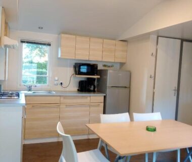 Cuisine équipée et coin repas dans le Mobil home proche d'Europa park et Rulantica 6 pers 3 chambres