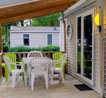 Terrasse en bois avec table et chaises du Mobil home proche d'Europa park et Rulantica 6 pers 3 chambres