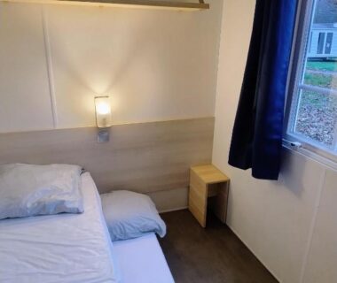 Intérieur avec lit et lampe du Mobil home proche d'Europa park et Rulantica 6 pers 3 chambres