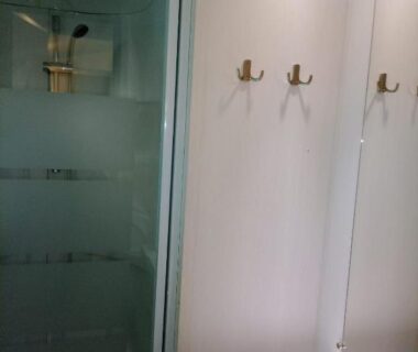 Salle de bains avec douche et lavabo dans le mobil home proche d'Europa park et Rulantica 6 pers 3 chambres