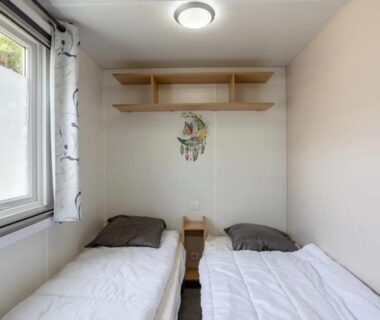 Chambre avec deux lits jumeaux dans le mobil home proche du paradis des plages