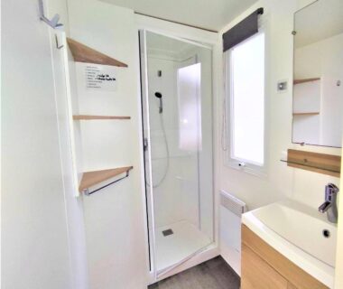 Salle de bain avec douche à l'italienne et lavabo dans le Mobil home proche du paradis des plages