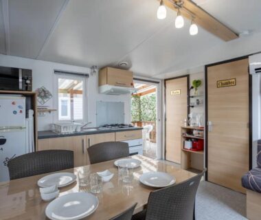 Intérieur cuisine et coin repas du Mobil home proche du paradis des plages