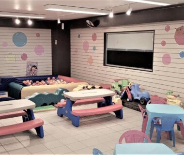 Salle de jeux intérieure avec tables coin jeu et piscine à balles du Mobil home proche du paradis des plages