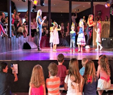 Salle de spectacle avec enfants sur scène au Mobil home proche du paradis des plages
