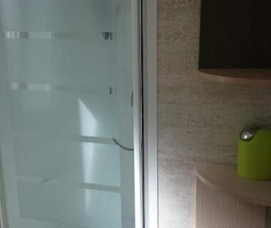 Salle d'eau avec douche vitrée dans le mobil home récent clim 3ch Camping3* piscine