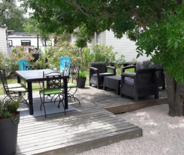 Terrasse ombragée avec salon et table du mobil home récent clim 3ch Camping3* piscine