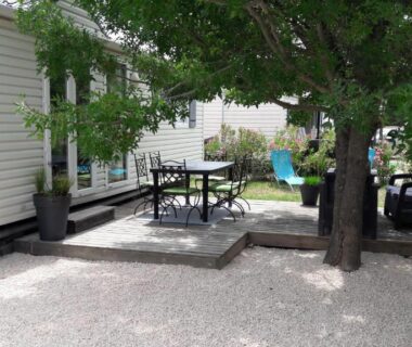 Terrasse ombragée avec table chaises et barbecue du Mobil home récent clim 3ch Camping3* piscine