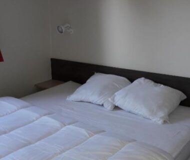 Chambre avec lit double et étagère dans le Mobil home récent clim 3ch Camping3* piscine