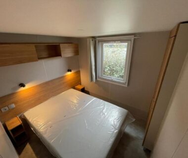 Chambre avec lit double et fenêtre dans le Mobil-home récent de 2025 au Camping Domaine l'Ile d'Or à Saint Raphaël