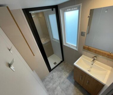 Salle de bains avec douche et lavabo du Mobil-home récent de 2025 à Camping Domaine l'Ile d'Or à Saint Raphaël