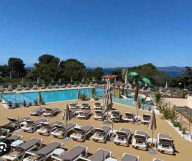 Piscine et transats au Camping Domaine l'Ile d'Or mobil-home récent de 2025 à Saint Raphaël