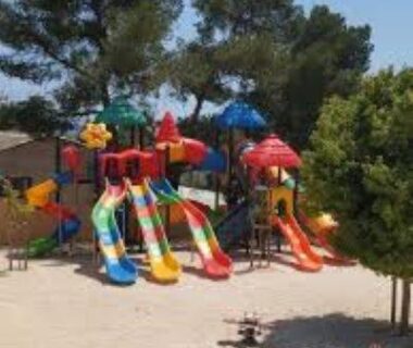 Aire de jeux et toboggans au Mobil-home récent de 2025 à Camping Domaine l'Ile d'Or à Saint Raphaël