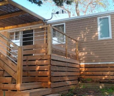 Terrasse en bois et escaliers du mobil-home récent de 2025 au Camping Domaine l'Ile d'Or à Saint Raphaël