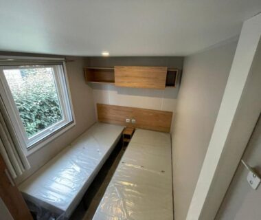 Chambre avec deux lits et fenêtre dans le mobil-home récent de 2025 au Camping Domaine l'Ile d'Or à Saint Raphaël