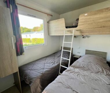 Chambre avec lits superposés et deux lits simples dans le Mobil home spacieux 5 personnes à 15 min de Concarneau