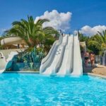 Piscine extérieure avec toboggans et bassin couvert du Mobil home spacieux 5 personnes à 15 min de Concarneau