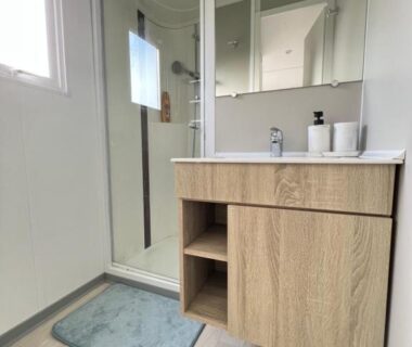 Salle d'eau avec douche et lavabo dans le mobil home spacieux 5 personnes à 15 min de Concarneau