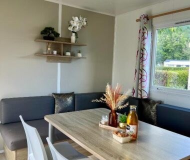 Intérieur coin repas avec banquette et table du mobil home spacieux 5 personnes à 15 min de Concarneau