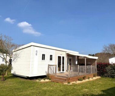 Extérieur avec terrasse en bois sur pelouse du Mobil home spacieux 5 personnes à 15 min de Concarneau