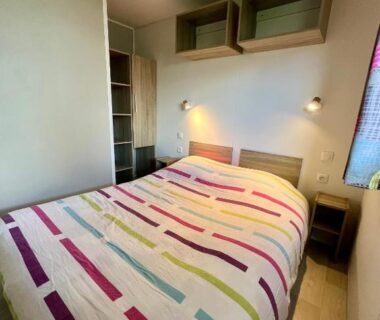 Chambre avec lit double et lampes dans le Mobil home spacieux 5 personnes à 15 min de Concarneau