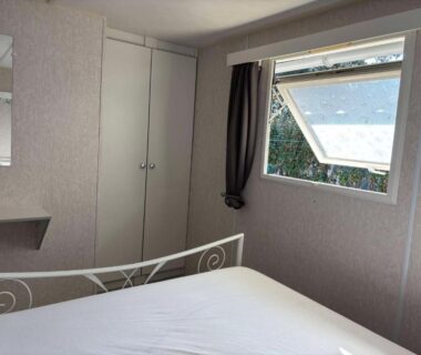 Chambre avec lit et fenêtre dans le Mobil-home sud Ardèche 6 personnes avec clim