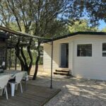 Terrasse ombragée avec table et chaises du Mobil-home sud Ardèche 6 personnes avec clim