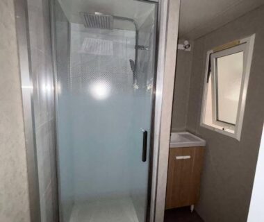 Salle d'eau avec cabine de douche et lavabo dans le mobil-home sud ardeche 6 personnes avec clim