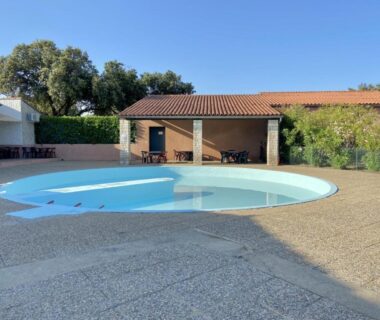 Piscine et pool house du Mobil-home sud ardeche 6 personnes avec clim