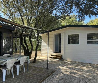 Terrasse ombragée avec table et chaises du Mobil-home sud Ardèche 6 personnes avec clim