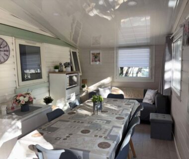 Intérieur lumineux avec table et banquette du Mobil-home sud ardeche 6 personnes avec clim